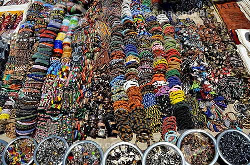 Assunto: Bijuterias à venda no Maasai Market - feira de artesanato que ocorre aos domingos Yaya Shopping Center / Local: Nairobi - Quênia - África / Data: 09/2012 