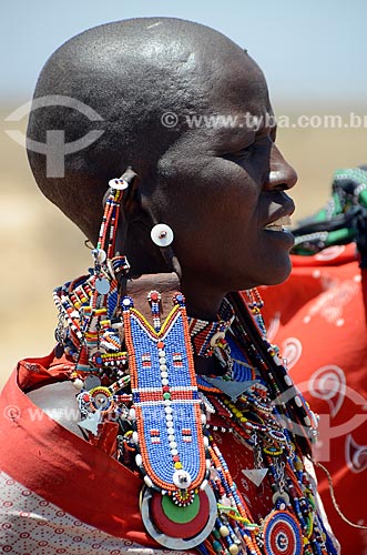  Assunto: Detalhe de mulher da tribo Masai - onde é costume raspar a cabeça - no Parque Nacional de Amboseli / Local: Vale do Rift - Quênia - África / Data: 09/2012 