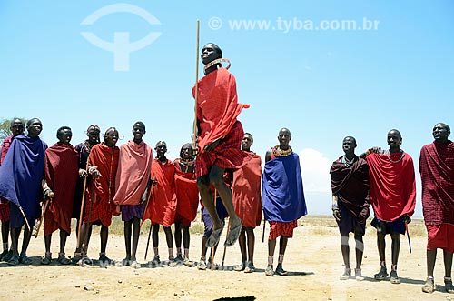  Assunto: Tribo Masai dançando o Adumu - também conhecida como dança do pulo ? é uma competição entre eles e também uma dança de boas-vindas - no Parque Nacional de Amboseli / Local: Vale do Rift - Quênia - África / Data: 09/2012 