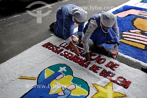  Assunto: Freiras montando tapete para a procissão de Corpus Christi na Avenida Chile / Local: Centro - Rio de Janeiro (RJ) - Brasil / Data: 05/2013 