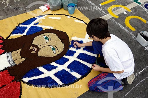  Assunto: Criança montando tapete para a procissão de Corpus Christi na Avenida Chile / Local: Centro - Rio de Janeiro (RJ) - Brasil / Data: 05/2013 