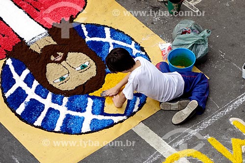  Assunto: Criança montando tapete para a procissão de Corpus Christi na Avenida Chile / Local: Centro - Rio de Janeiro (RJ) - Brasil / Data: 05/2013 