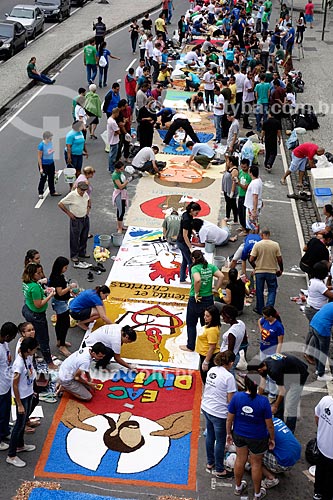  Assunto: Montagem de tapete para a procissão de Corpus Christi na Avenida Chile / Local: Centro - Rio de Janeiro (RJ) - Brasil / Data: 05/2013 