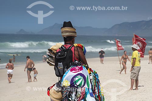  Assunto: Vendedor ambulante na Praia da Barra da Tijuca / Local: Barra da Tijuca - Rio de Janeiro (RJ) - Brasil / Data: 11/2013 