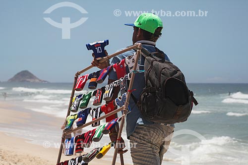  Assunto: Vendedor ambulante na Praia da Barra da Tijuca / Local: Barra da Tijuca - Rio de Janeiro (RJ) - Brasil / Data: 11/2013 