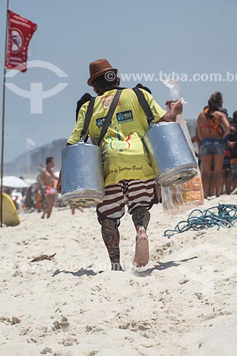  Assunto: Vendedor de mate na Praia da Barra da Tijuca - considerados Patrimônio Cultural e Imaterial da Cidade / Local: Barra da Tijuca - Rio de Janeiro (RJ) - Brasil / Data: 11/2013 