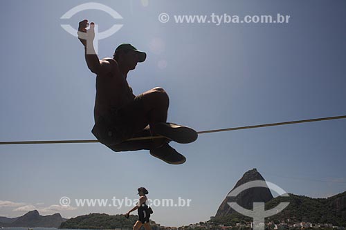  Assunto: Jovem praticando slackline no Aterro do Flamengo com o Pão de Açúcar ao fundo / Local: Flamengo - Rio de Janeiro (RJ) - Brasil / Data: 11/2013 