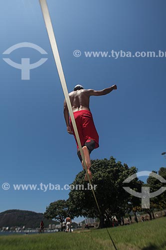  Assunto: Jovem praticando slackline no Aterro do Flamengo / Local: Flamengo - Rio de Janeiro (RJ) - Brasil / Data: 11/2013 