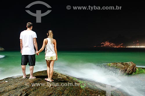  Assunto: Jovem casal na Pedra do Arpoador à noite / Local: Ipanema - Rio de Janeiro (RJ) - Brasil / Data: 11/2013 