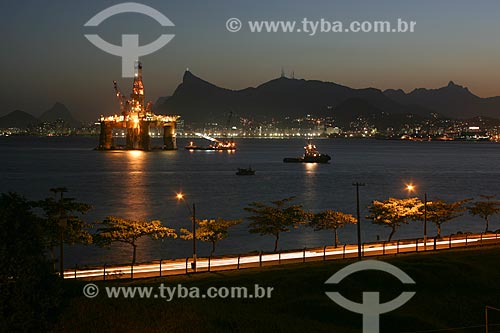  Vista de plataforma de petróleo com o Cristo Redentor ao fundo  - Niterói - Rio de Janeiro - Brasil