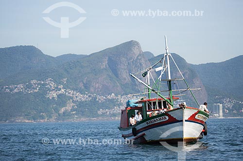  Assunto: Barco de pesca com a favela do Vidigal e Morro Dois Irmãos ao fundo / Local: Rio de Janeiro (RJ) - Brasil / Data: 11/2013 
