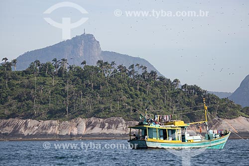  Assunto: Barco próximo à Ilha Palmas - parte do Monumento Natural das Ilhas Cagarras - com o Cristo Redentor (1931) ao fundo / Local: Rio de Janeiro (RJ) - Brasil / Data: 11/2013 