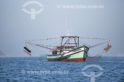  Assunto: Barco de pesca próximo ao Monumento Natural das Ilhas Cagarras / Local: Rio de Janeiro (RJ) - Brasil / Data: 11/2013 