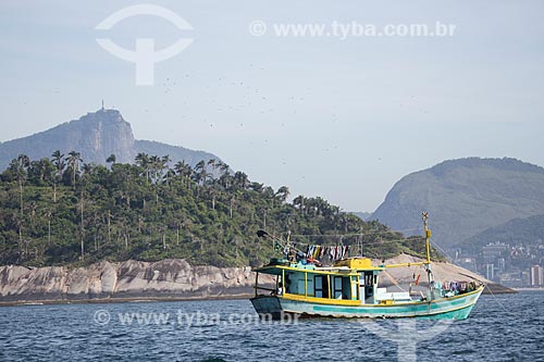  Assunto: Barco próximo à Ilha Palmas - parte do Monumento Natural das Ilhas Cagarras - com o Cristo Redentor (1931) ao fundo / Local: Rio de Janeiro (RJ) - Brasil / Data: 11/2013 