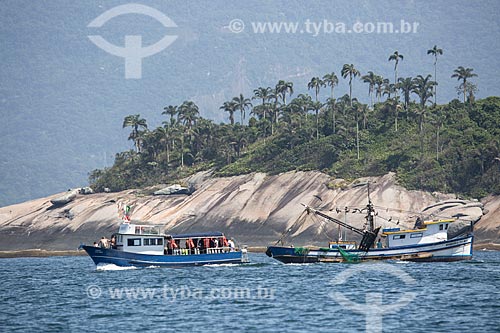  Assunto: Barco próximo à Ilha Comprida - parte do Monumento Natural das Ilhas Cagarras / Local: Rio de Janeiro (RJ) - Brasil / Data: 11/2013 