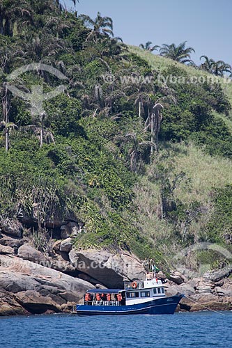  Assunto: Barco próximo à Ilha Comprida - parte do Monumento Natural das Ilhas Cagarras / Local: Rio de Janeiro (RJ) - Brasil / Data: 11/2013 