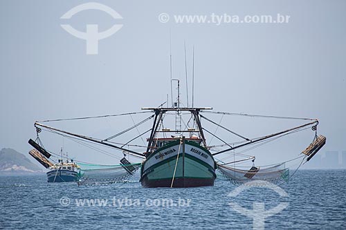  Assunto: Barco de pesca próximo ao Monumento Natural das Ilhas Cagarras / Local: Rio de Janeiro (RJ) - Brasil / Data: 11/2013 