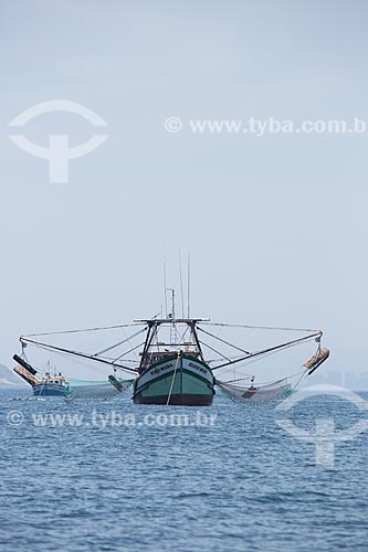  Assunto: Barco de pesca próximo ao Monumento Natural das Ilhas Cagarras / Local: Rio de Janeiro (RJ) - Brasil / Data: 11/2013 