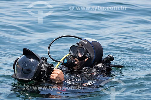  Assunto: Mergulhador próximo ao Monumento Natural das Ilhas Cagarras / Local: Rio de Janeiro (RJ) - Brasil / Data: 11/2013 