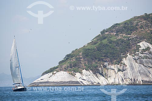  Assunto: Veleiro próximo à Ilha Cagarra - parte do Monumento Natural das Ilhas Cagarras / Local: Rio de Janeiro (RJ) - Brasil / Data: 11/2013 