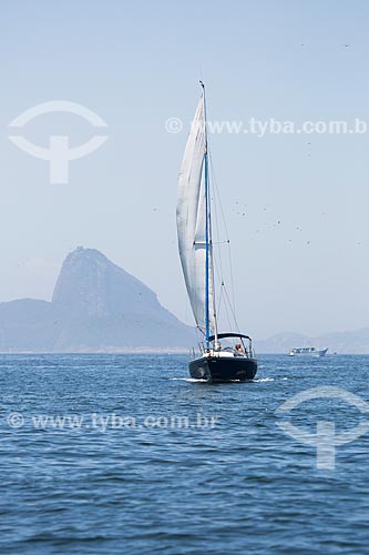  Assunto: Veleiro próximo ao Monumento Natural das Ilhas Cagarras com Pão de Açúcar ao fundo / Local: Rio de Janeiro (RJ) - Brasil / Data: 11/2013 