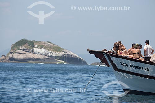  Assunto: Saveiro com turistas próximo ao Monumento Natural das Ilhas Cagarras / Local: Rio de Janeiro (RJ) - Brasil / Data: 11/2013 