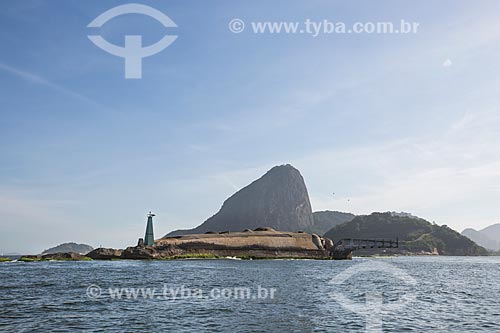  Assunto: Forte Tamandaré da Laje (1555) na Baía de Guanabara com o Pão de Açúcar ao fundo / Local: Rio de Janeiro (RJ) - Brasil / Data: 11/2013 