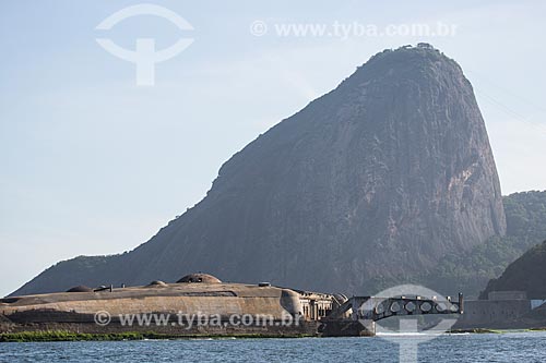  Assunto: Forte Tamandaré da Laje (1555) na Baía de Guanabara com o Pão de Açúcar ao fundo / Local: Rio de Janeiro (RJ) - Brasil / Data: 11/2013 