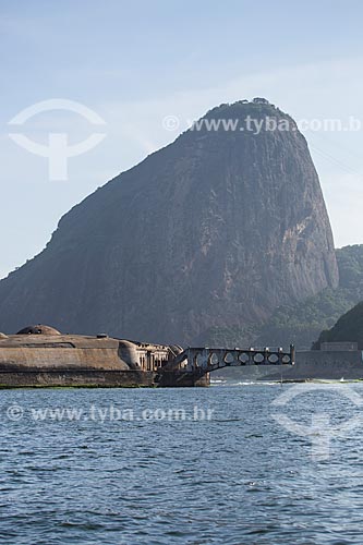  Assunto: Forte Tamandaré da Laje (1555) na Baía de Guanabara com o Pão de Açúcar ao fundo / Local: Rio de Janeiro (RJ) - Brasil / Data: 11/2013 