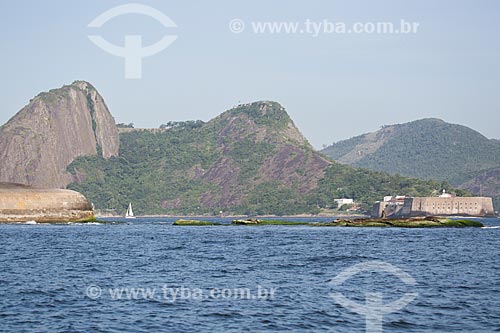  Assunto: Vista do Forte Tamandaré da Laje (1555) - à esquerda - com a Fortaleza de Santa Cruz (1612) à direita / Local: Rio de Janeiro (RJ) - Brasil / Data: 11/2013 