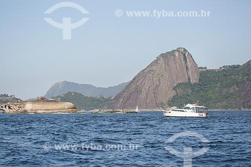  Assunto: Lancha próximo ao Forte Tamandaré da Laje (1555) na Baía de Guanabara / Local: Rio de Janeiro (RJ) - Brasil / Data: 11/2013 