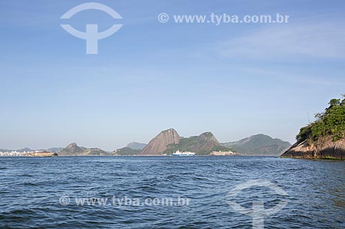  Assunto: Vista da boca da Baía de Guanabara com o Forte Tamandaré da Laje (1555) à esquerda / Local: Rio de Janeiro (RJ) - Brasil / Data: 11/2013 