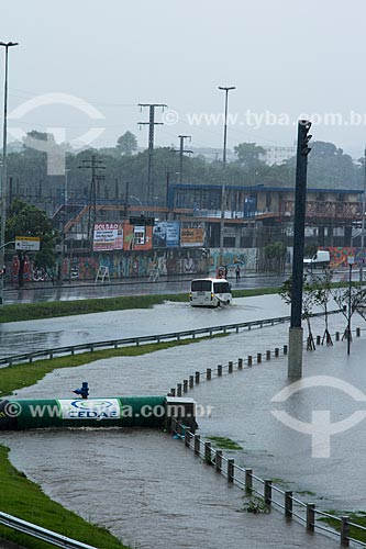  Assunto: Avenida Presidente Castelo Branco (Radial Oeste) durante enchente do Rio Joana / Local: Maracanã - Rio de Janeiro (RJ) - Brasil / Data: 12/2013 