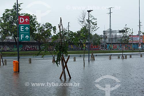  Assunto: Avenida Presidente Castelo Branco (Radial Oeste) durante enchente do Rio Joana / Local: Maracanã - Rio de Janeiro (RJ) - Brasil / Data: 12/2013 