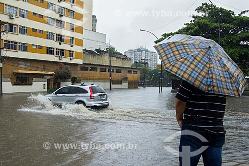  Assunto: Homem observando carro atravessar a Avenida Professor Manoel de Abreu durante enchente / Local: Maracanã - Rio de Janeiro (RJ) - Brasil / Data: 12/2013 
