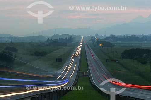  Luzes de carros na Rodovia Presidente Dutra - Entre as cidades Porto Real e Resende  - Porto Real - Rio de Janeiro - Brasil