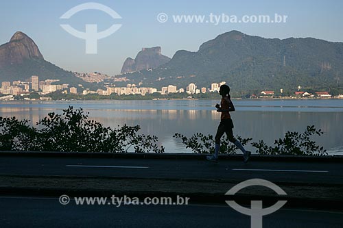  Mulher correndo na ciclovia da Lagoa Rodrigo de Freitas com Morro Dois Irmãos e Pedra da Gávea ao fundo  - Rio de Janeiro - Rio de Janeiro - Brasil