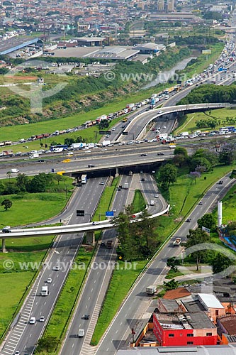  Assunto: Vista aérea da Rodovia Presidente Dutra na confluência com a Rodovia Fernão Dias / Local: São Paulo (SP) - Brasil / Data: 10/2013 
