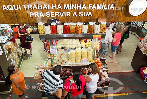  Assunto: Vista de cima de consumidores em banca de laticínios e doces no Mercado Municipal / Local: Uberaba - Minas Gerais (MG) - Brasil / Data: 10/2013 
