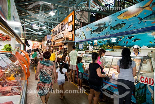  Assunto: Consumidores em açougue no Mercado Municipal / Local: Uberaba - Minas Gerais (MG) - Brasil / Data: 10/2013 