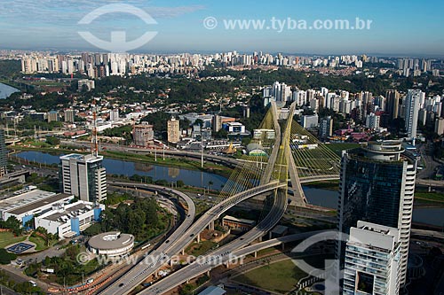  Assunto: Vista aérea do fim da Avenida Jornalista Roberto Marinho e Ponte Estaiada Octávio Frias de Oliveira / Local: São Paulo (SP) - Brasil / Data: 05/2013 