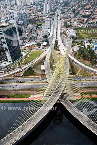  Assunto: Vista aérea da Ponte Estaiada Octávio Frias de Oliveira e Avenida Jornalista Roberto Marinho / Local: São Paulo (SP) - Brasil / Data: 05/2013 