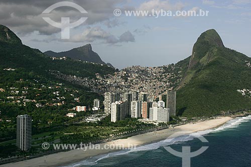  Vista da Praia de São Conrado com Morro Dois Irmãos à direita e favela da Rocinha ao fundo  - Rio de Janeiro - Rio de Janeiro - Brasil