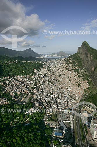  Favela da Rocinha com Morro Dois Irmãos à direita e Cristo Redentor ao fundo  - Rio de Janeiro - Rio de Janeiro - Brasil