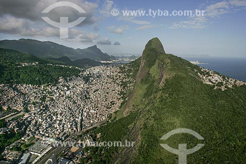  Favela da Rocinha com Morro Dois Irmãos à direita e Cristo Redentor ao fundo  - Rio de Janeiro - Rio de Janeiro - Brasil