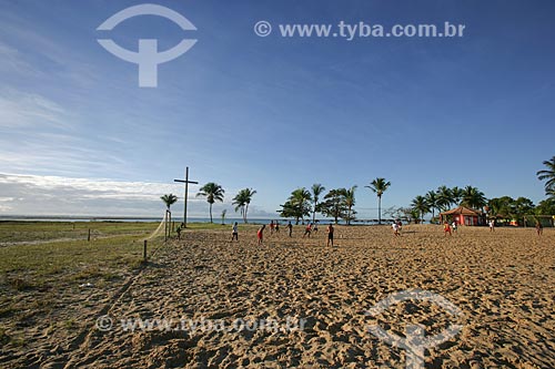  Homens jogando futebol - Região onde desembarcou Pedro Alvarez Cabral e onde foi realizada a primeira missa no Brasil  - Santa Cruz Cabrália - Bahia - Brasil