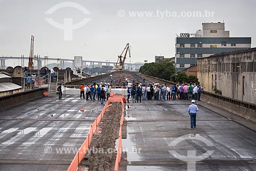  Assunto: Preparativos para a implosão do primeiro trecho do Elevado da Perimetral com a Ponte Rio-Niterói (1974) ao fundo / Local: Gamboa - Rio de Janeiro (RJ) - Brasil / Data: 11/2013 