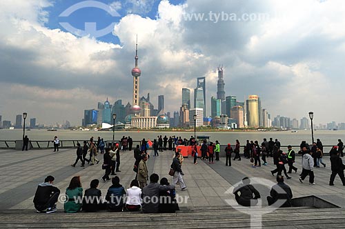  Assunto: Vista do Distrito de Pudong - Destaque para Torre de Televisão Pérola Oriental / Local: Xangai - China - Ásia / Data: 04/2013 