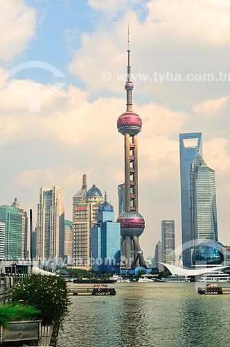  Assunto: Vista do Distrito de Pudong - Destaque para Torre de Televisão Pérola Oriental / Local: Xangai - China - Ásia / Data: 04/2013 