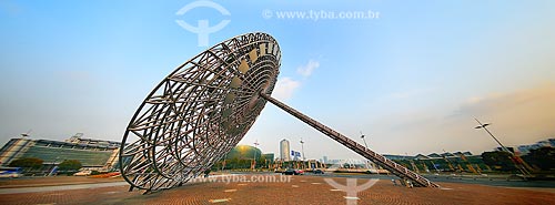  Assunto: Escultura Luz Oriental  -  relógio de sol feito de tubos de aço inoxidável baseada em uma ideia do arquiteto francês Jean Marie Charpentier / Local: Xangai - China - Ásia / Data: 02/2013 